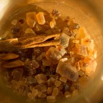 Kandis, Zimt, Pflaumenkerne