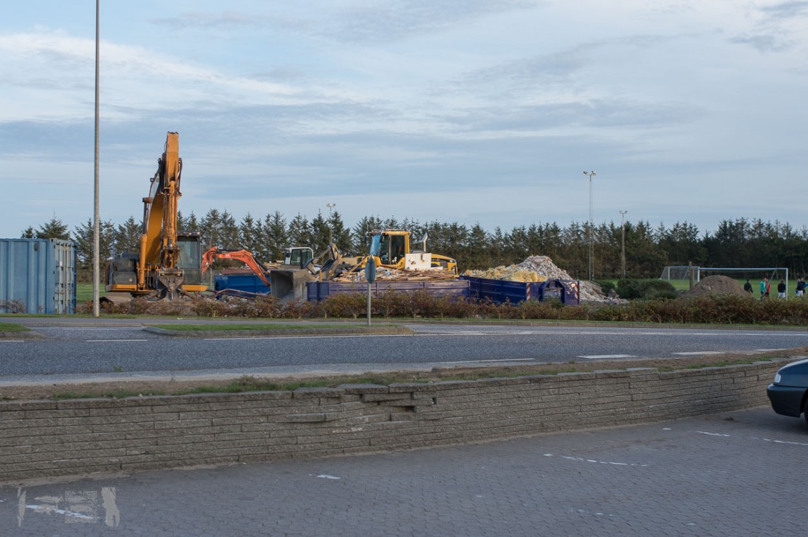 Abriss Umkleiden Hund BK